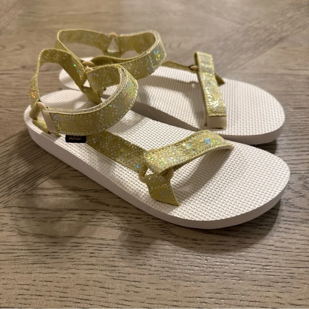 NEW GIRLS SIZE 5 TEVA MIDFORM UNIVERSAL SPARKLE SANDALS
